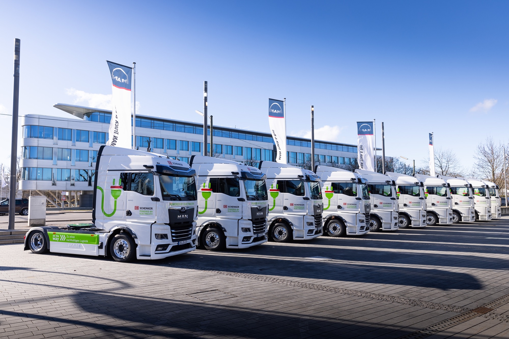 MAN eTGX, Übergabe von 10 Fahrzeugen an DB Schenker