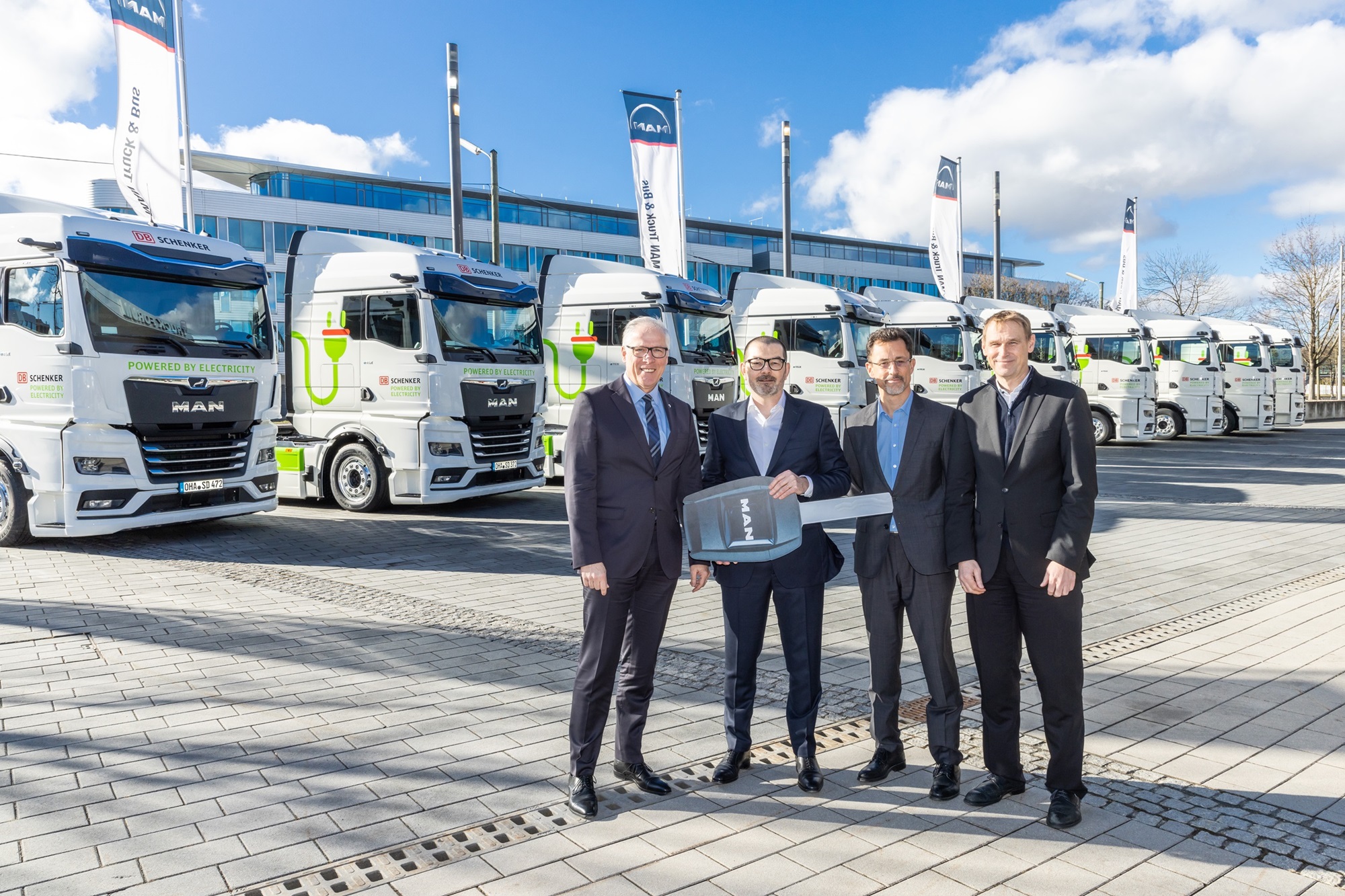 MAN eTGX, Übergabe von 10 Fahrzeugen an DB Schenker
